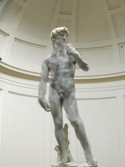 250px-Michelangelos_David.jpg