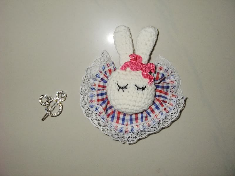 crochetroo: Button Blossom Brooch - free crochet pattern