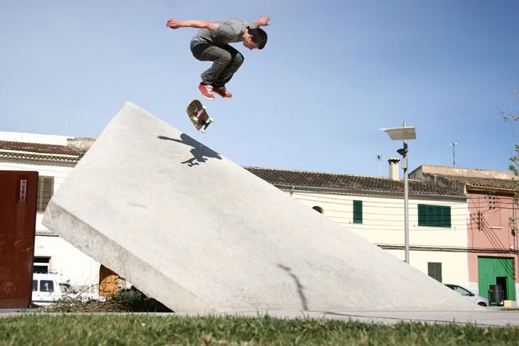 Tilla - nollie backside heelflip - Mallorca Tilla - nollie backside heelflip - Mallorca