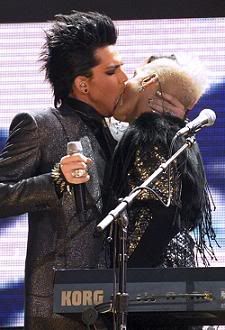 adam lambert beija tecladista ama adam lambert beija tecladista ama