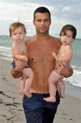 foto ricky martin e filhos praia 1 foto ricky martin e filhos praia 1