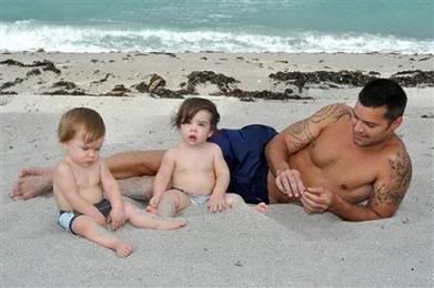 foto ricky martin e filhos praia 2 foto ricky martin e filhos praia 2