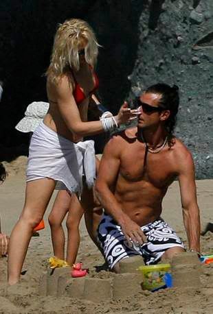 gwen-stefani-sexy-bikini-1 gwen-stefani-sexy-bikini-1