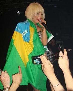 lady gaga com bandeira do brasil lady gaga com bandeira do brasil