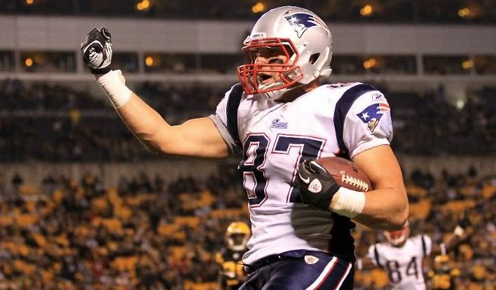 Rob Gronkowski #87 of the New England Patriots celebrates scoring a touchdown against the Pittsburgh Steelers on November 14, 2010 at Heinz Field in Pittsburgh, Pennsylvania. (Photo by Chris McGrath/Getty Images) Rob Gronkowski #87 of the New England Patriots celebrates scoring a touchdown against the Pittsburgh Steelers on November 14, 2010 at Heinz Field in Pittsburgh, Pennsylvania. (Photo by Chris McGrath/Getty Images)
