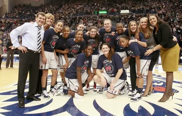 Coach Geno Auriemma and his team pose for a picture after defeating Florida State. 