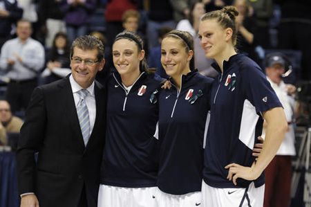  UConn coach Geno Auriemma with his graduating seniors Kelly Faris, Caroline Doty and Heather Buck. 