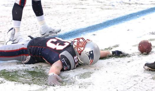 Wes Welker makes a snow angel - Patriots.com image