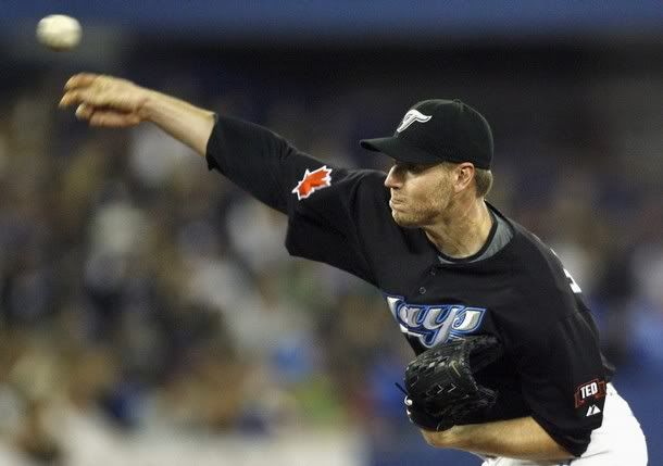 Toronto Blue Jays pitcher Roy Halladay throws against the Chicago White Sox during the first inning of their MLB American League baseball game in Toronto, May 17, 2009 - Reuters