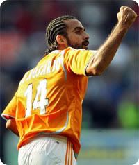 Dwayne De Rosario celebrates his goal in the MLS Cup - Getty Images