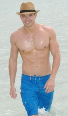 kellan-lutz-sem-camisa-na-praia-2.jpg